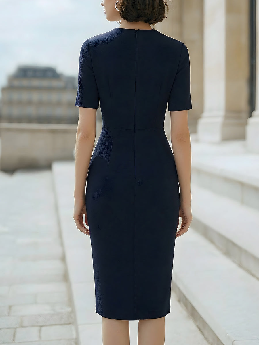 Elegancka sukienka midi bodycon z perłowym dekoltem i guzikiem
