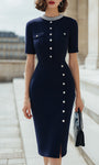 Elegancka sukienka midi bodycon z perłowym dekoltem i guzikiem