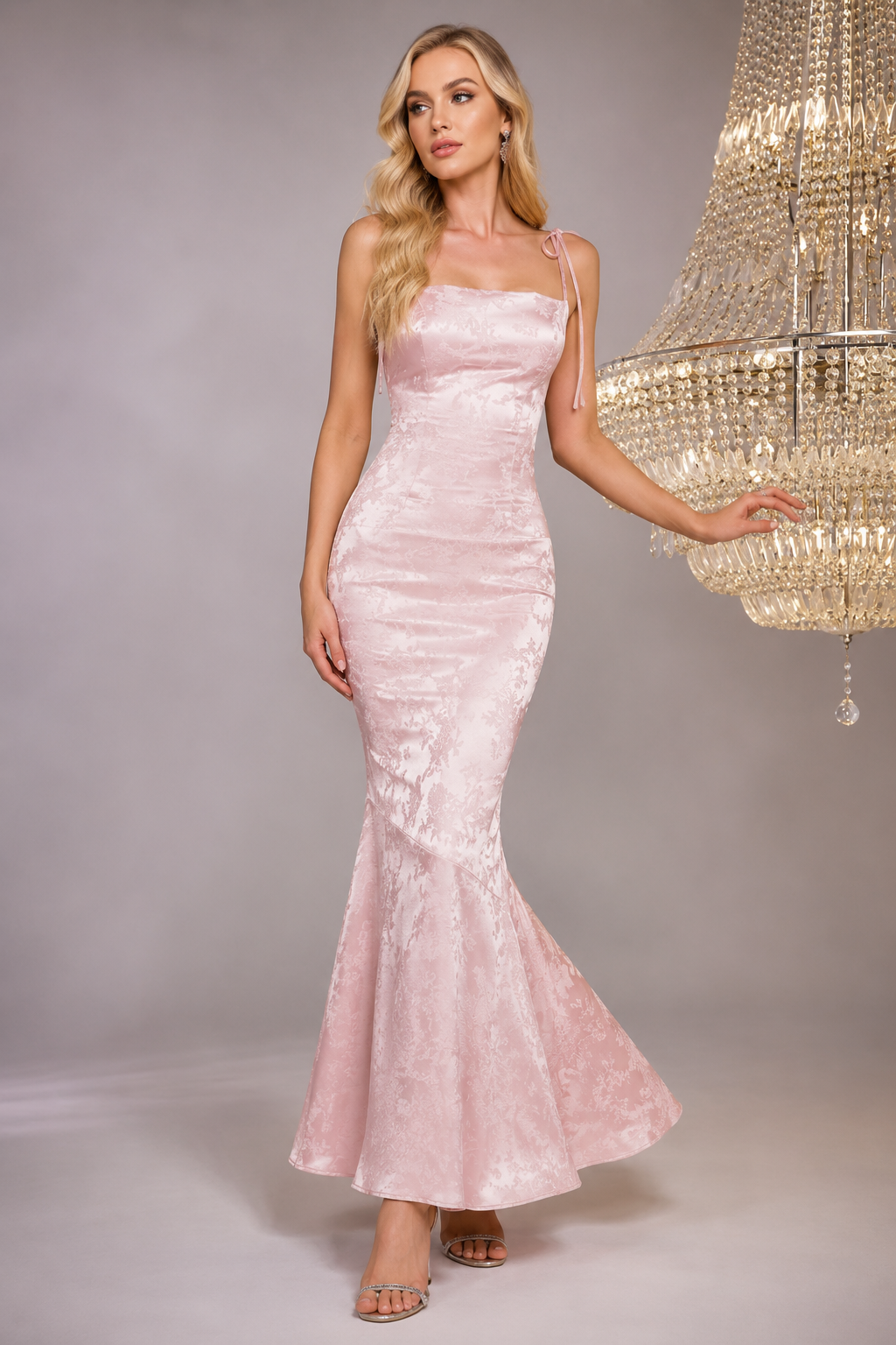 Flora – Satynowa Sukienka Maxi z Kwiatowym Żakardem, Otwartymi Plecami i Rozcięciem