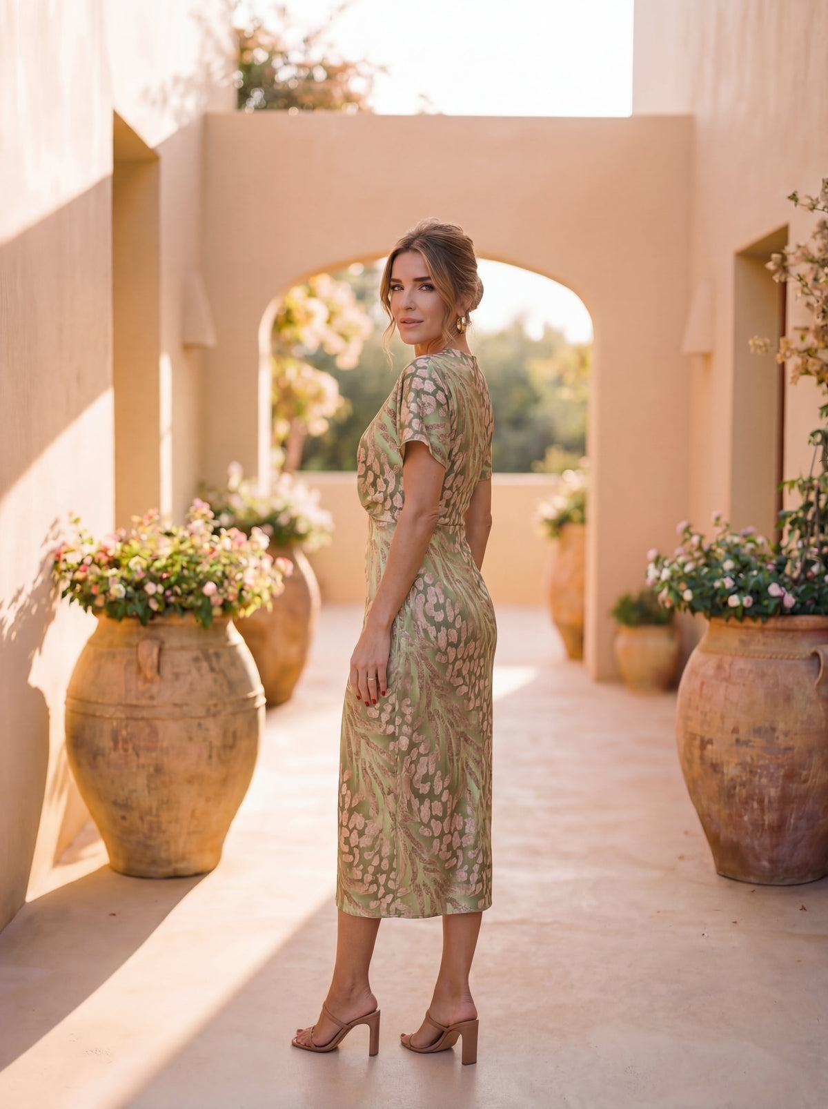 Antonella – Elegancka Sukienka Midi z Miedzianych Tonów