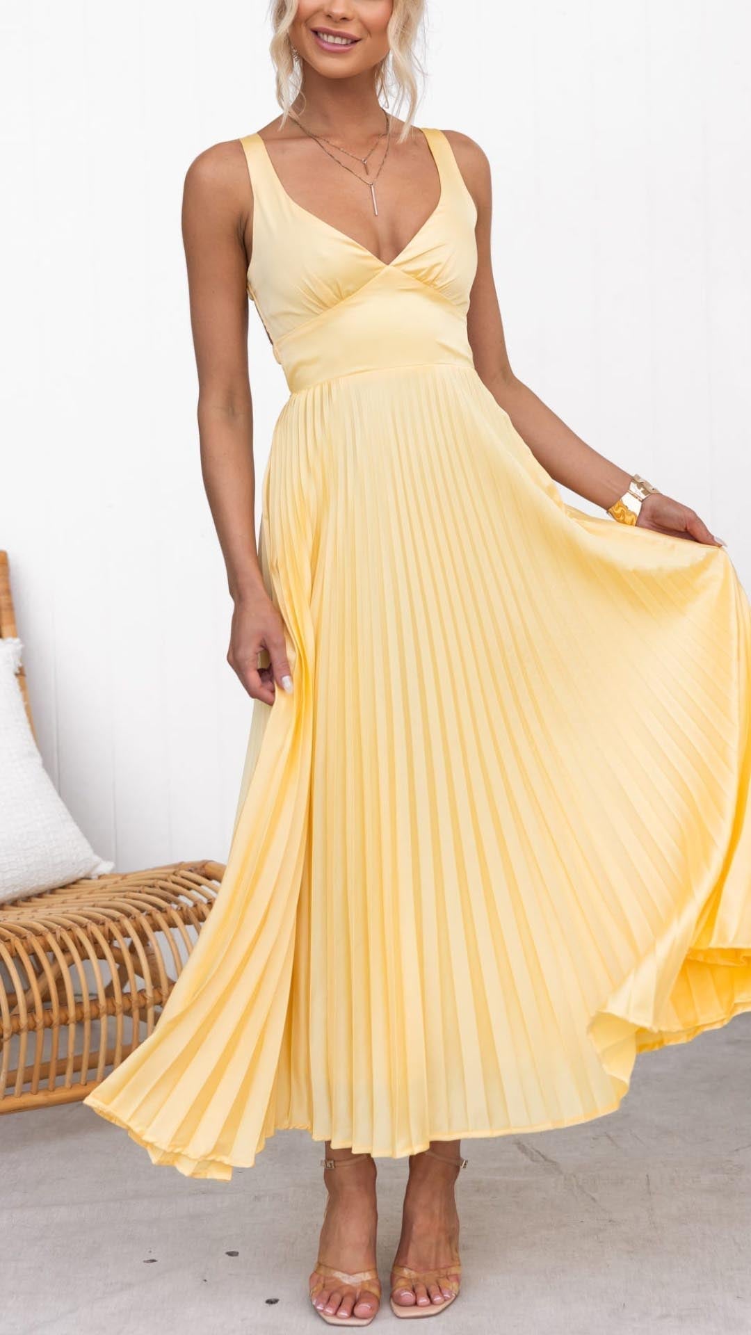 Fern – Elegancka Sukienka Maxi z Płynącą Spódnicą i Dekoltem V