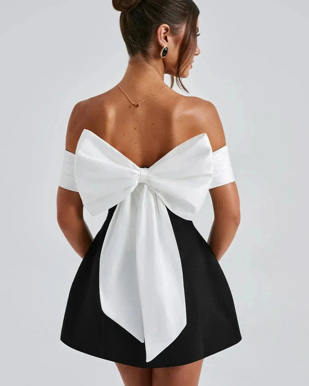 Sukienka Mini Demi Bow – Kobiecość z Charakterem
