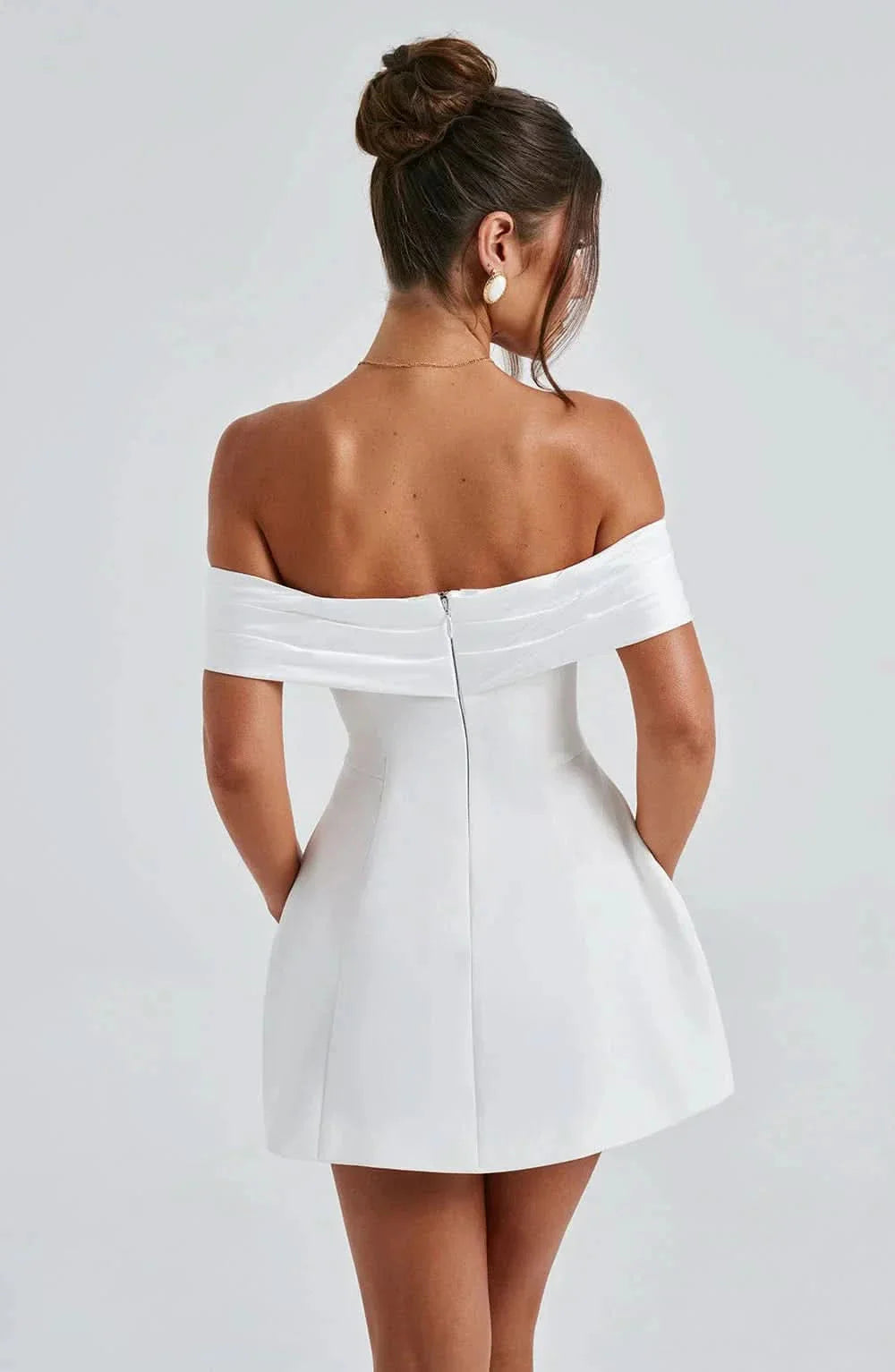 Sukienka Mini Demi Bow – Kobiecość z Charakterem